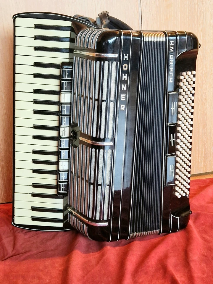 Hohner Morino IVM 4 Chörig Cassotto 120 Bässe mit Koffer - Bild 2 von 4