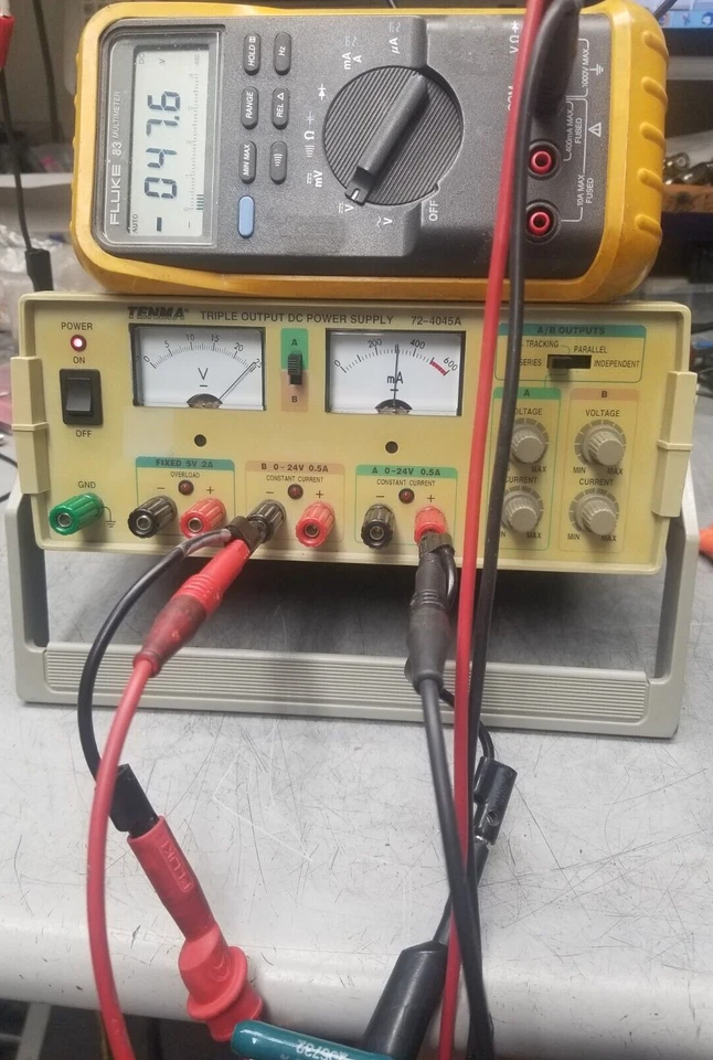 Fuente de alimentación triple salida 2x25V @ 0.5A o 25V @ 1A o 50V @ 250mA TOTALMENTE PROBADA Foto 4 de 4