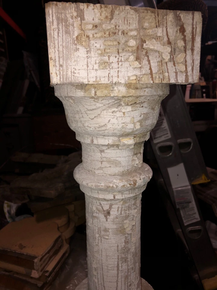 "Husillo de balaustre de porche c1880 grande robusto tamaño 23,5"" h x 5,75"" pintura chippy cuadrada" Foto 2 de 4