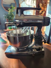 VINTAGE SUNBEAM DELUXE MIXMASTER 12 SPEED MIXER BROWN/CHROME w/BOWLS & BEATERS
