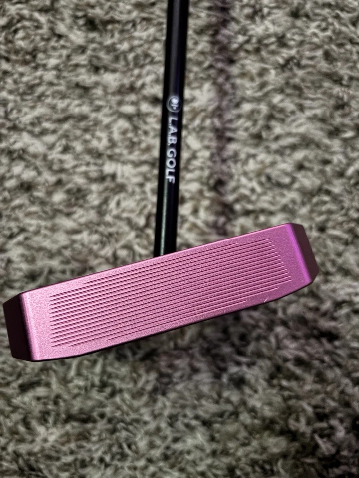 L.A.B Golf df3 34” putter rosa con eje acrra negro y agarre blanco Foto 2 de 4