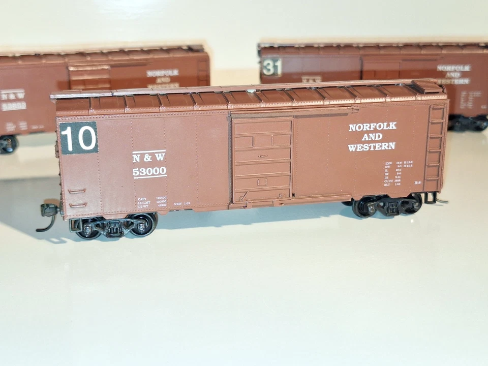 Roundhouse Norfolk & Western Boxcars x 3. Numbered. Good cond. HO Scale.  No Box - Image 3 of 4