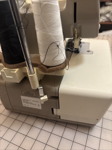 Serger overlocker BERNINA Bernette 335 filettatura MO-335 senza pedale o alimentatore ** - Foto 12 di 17