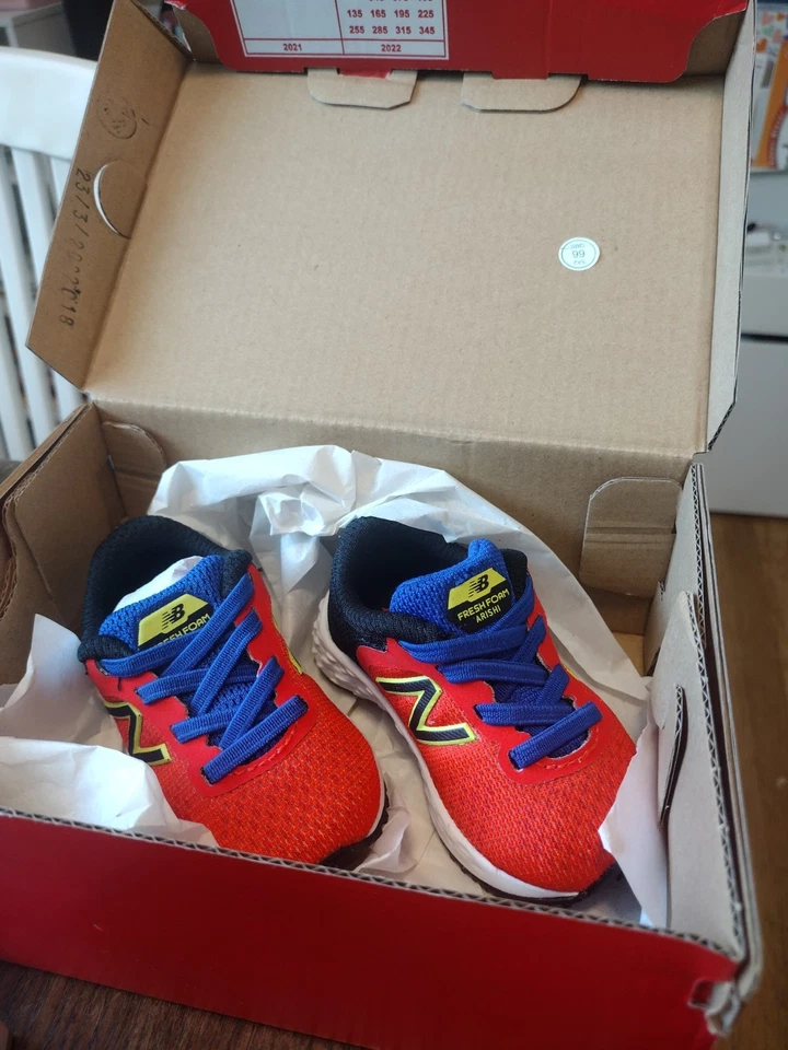 New Balance Kids Enfants Size 2 - Image 3 of 4