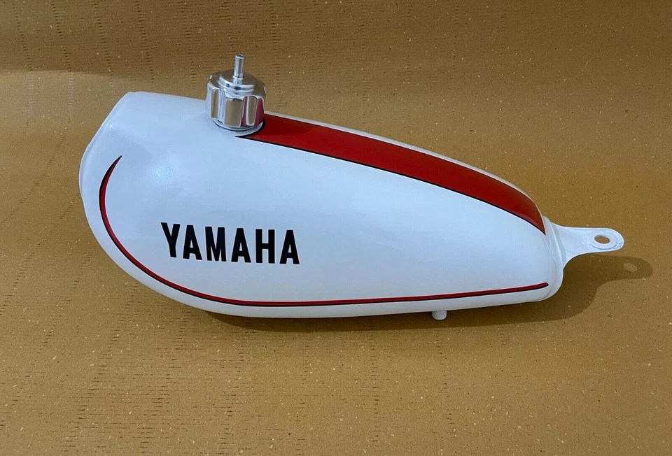 Yamaha DT100 DT 100 Enduro 1977 blanco y pintado aleación combustible gasolina tanque + tapa Foto 2 de 4