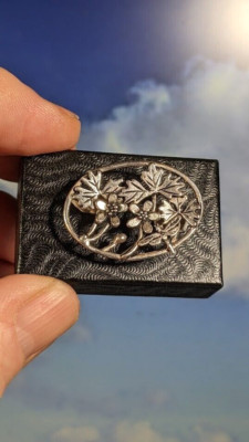 Vintage MASJ Silber Szenen Blumen Brosche, Maureen Anne Storey Jones in Box. 30mm