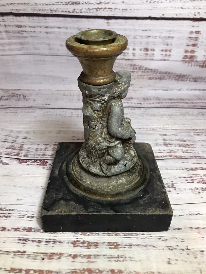 Lámpara de aceite figurativa de la época victoriana soldado de la guerra civil alimentación perro fuente ornamentada SIN tapa Foto 4 de 4