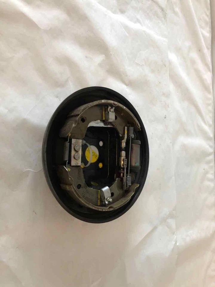 Cubierta protectora de respaldo de freno de tambor trasero Nissan Versa Note 2014 lado derecho del pasajero Foto 2 de 4