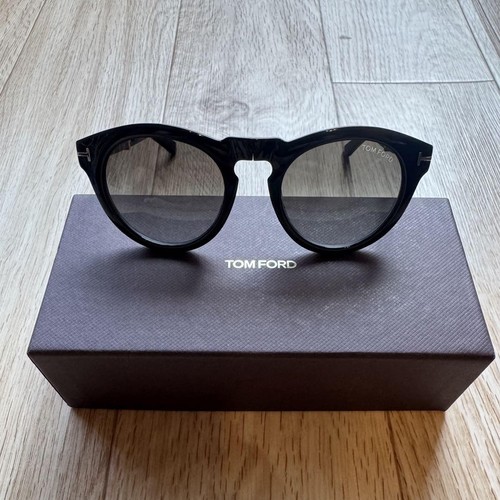 Occhiali Da Sole Rotondi Polarizzati NAKED Optics – Unisex, Colore Nero Con Lenti Rosa