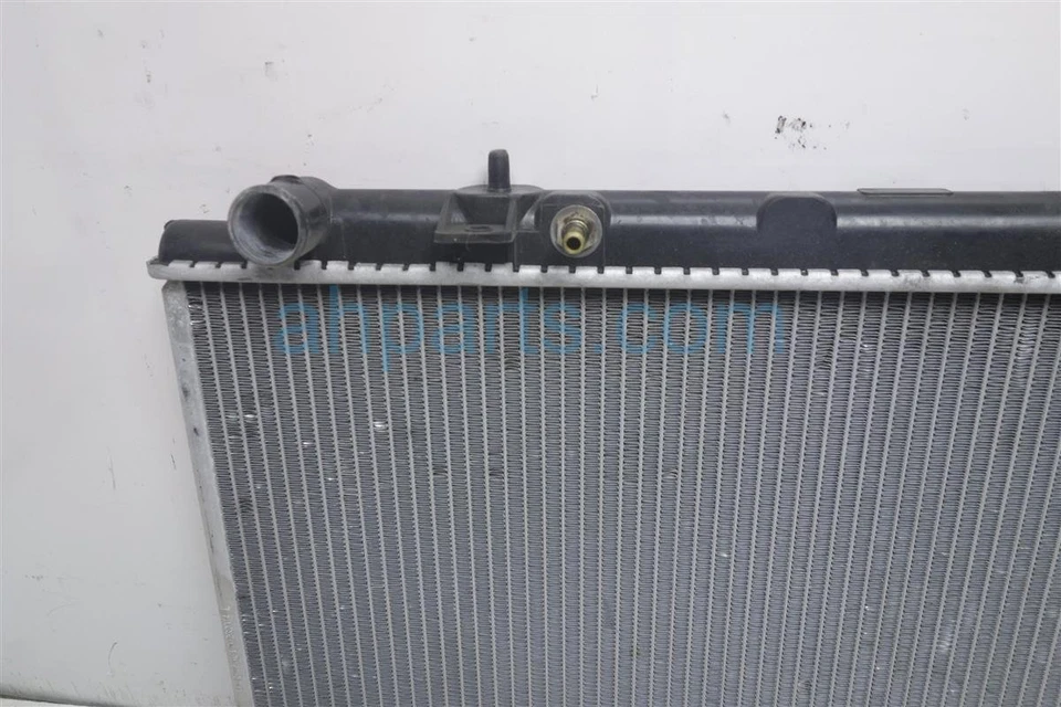 Radiador Infiniti I30 1996-1999 transmisión automática 21460-1L015 Foto 2 de 4