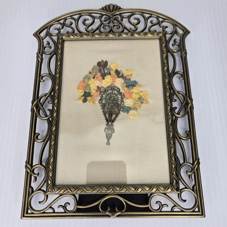 Cinta de seda enmarcada de colección arte ornamentado antiguo marco de latón ramo floral victoriano  Foto 4 de 4