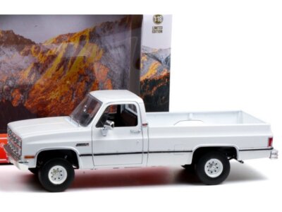 GREENLIGHT collectibles Modellauto GMC K2500 Sierra Grande Pick Up 1982 Ein Colt für alle Fälle, Maßstab 1:64, Sammlerauto