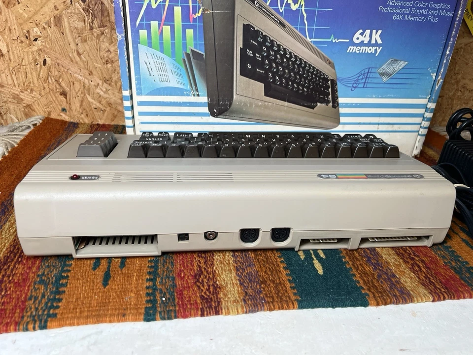 Computadora con memoria Commodore 64 Vintage 64K con caja y fuente de alimentación (sin probar) Foto 4 de 4