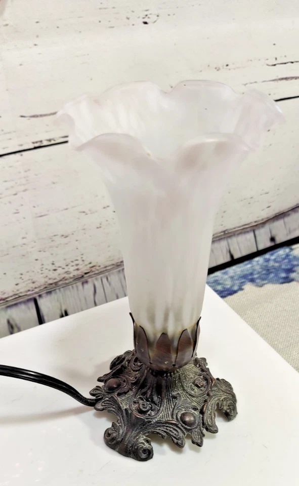 Meyda Tiffany 白色斑点池塘百合口音台灯 8 英寸高 — 第 3/4 张图片