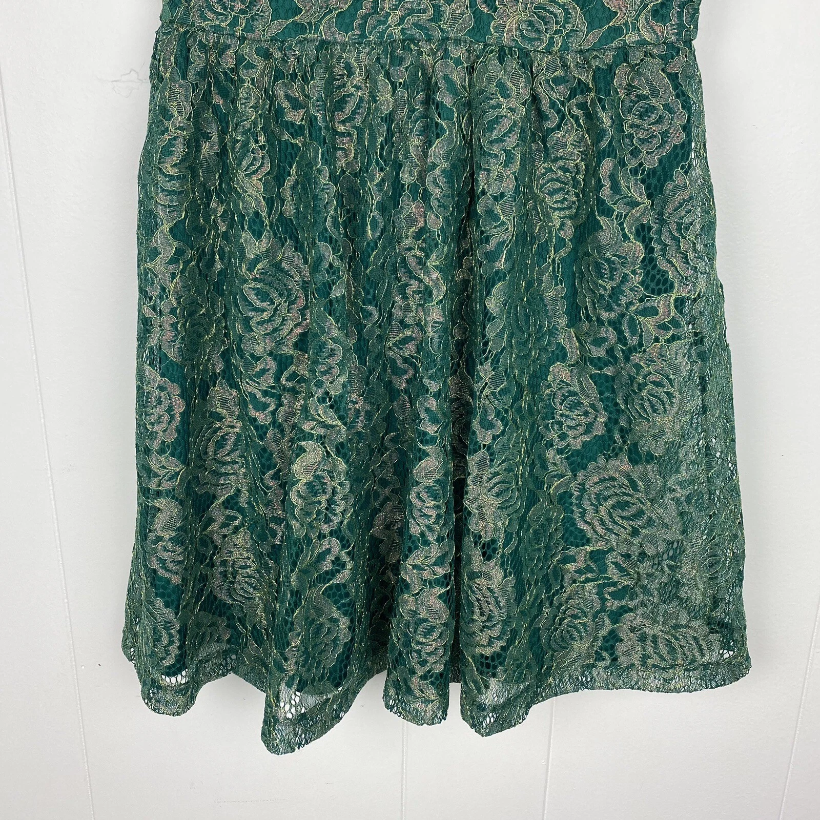 UNDERCOVER Abito Lulus Tawny verde pizzo metallizzato skater aderente svasato profondo scollo a V schiena cocktail