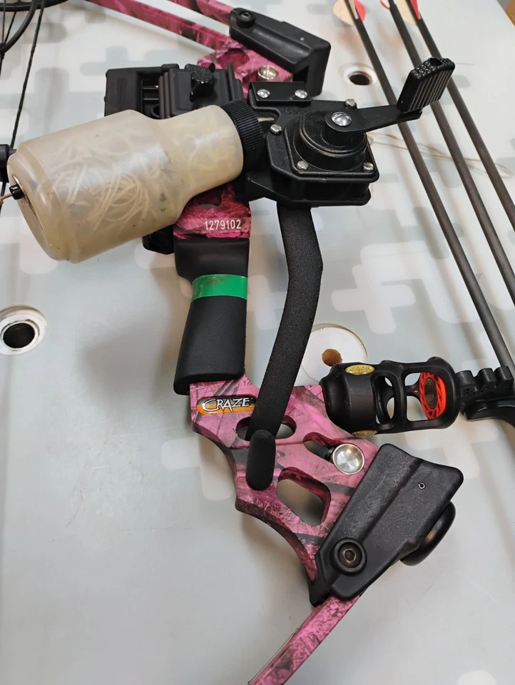 Mathew's Mission Craze- Pink Camo Compound Bow W Arrows Case & Fishing Attachmen - Image 3 of 4