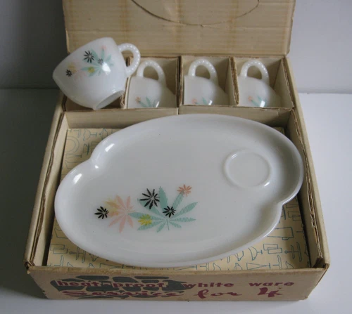 NOS Vtg. "FEDERAL GLASS CO." Patio Snack Set ATOMIC FLOWER 4 plates 4 cups NEW