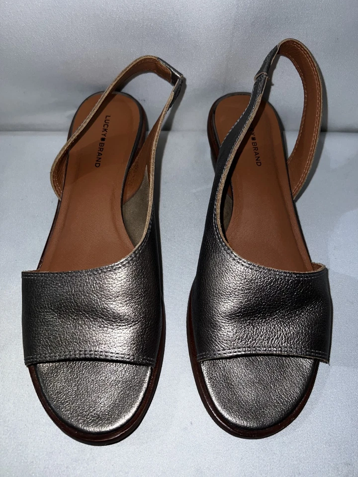 Zapatos Lucky Brand Talla 9.5M Latón Dorado Eslinga Trasera Punta Abierta Sandalias Rimma D'Orsay Foto 3 de 4