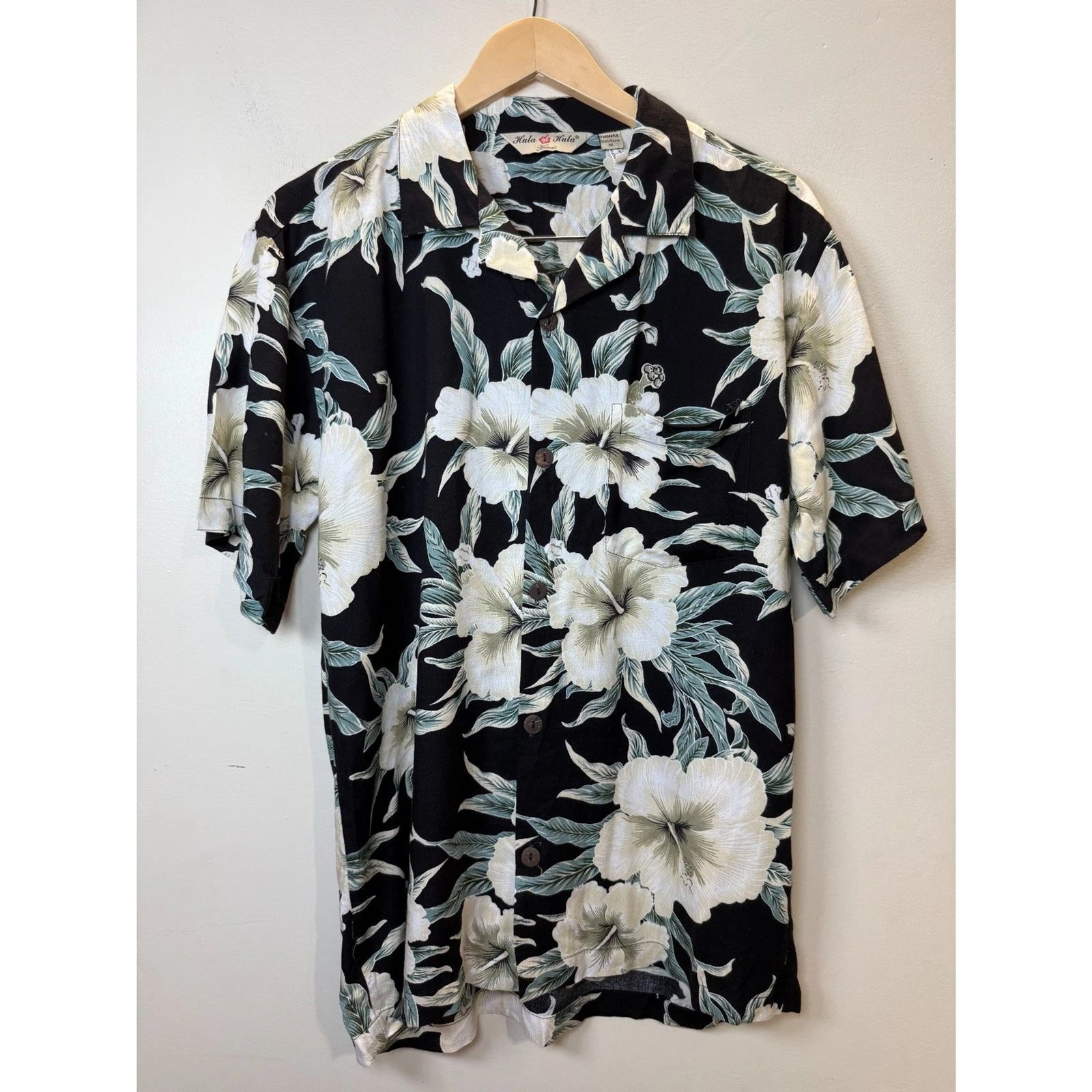Hula Hula Hawaii Men's Size Medium Black Floral Button Up Shirt Short Sleeve