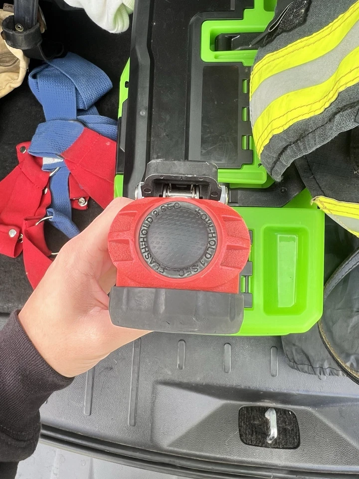 Streamlight Survivor 175 Lumens LED Right Angle Flashlight - 90540 - Image 3 of 4