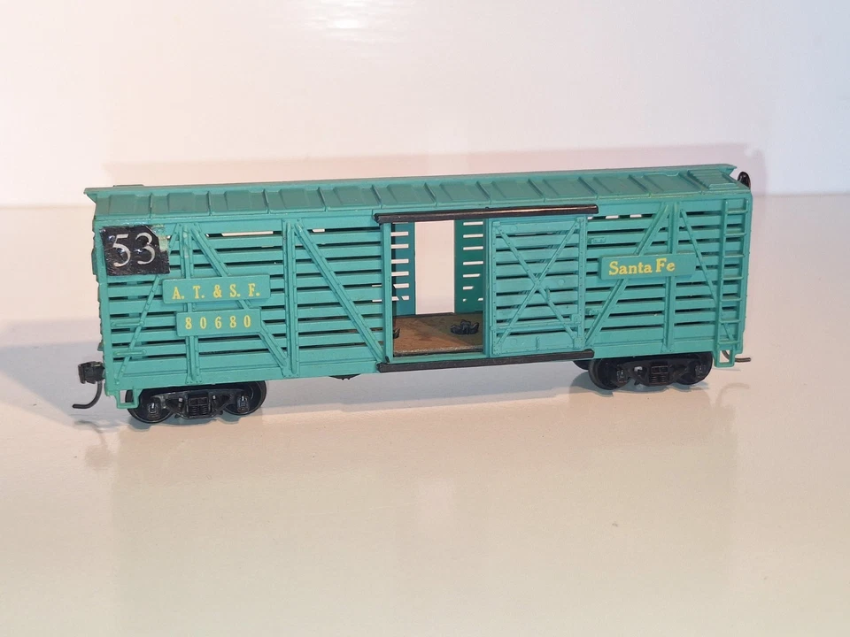 Roundhouse 40' Stockcar, ATSF. Good condition. HO Scale. Plastic wheels. No Box - Image 4 of 4