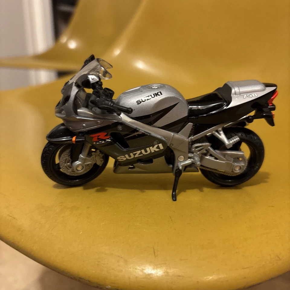 Hot Wheels SUZUKI GSXR 750 1:18 Moto 47118 Motorcycle  GSR-750 - Gray  - Image 2 of 4