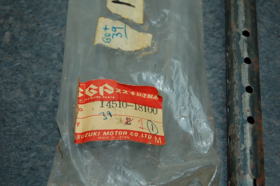 Tubo deflector silenciador escape Suzuki 14510-18100 genuino nuevo de stock t250 gt250 gt380 nuevo Foto 2 de 4