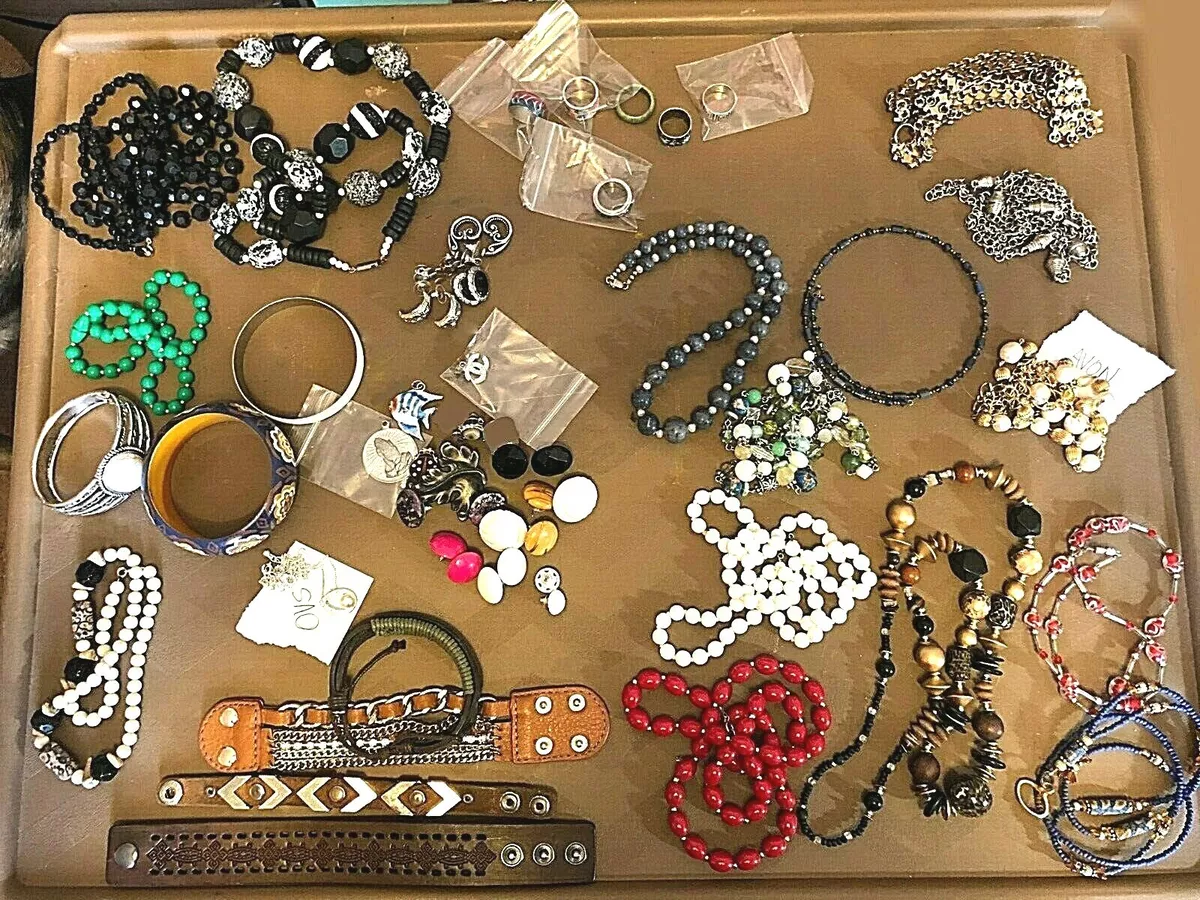 LOT OF FASHION JEWELRY NECKLACES RINGS EARRINGS BRACELETS 2 LBS