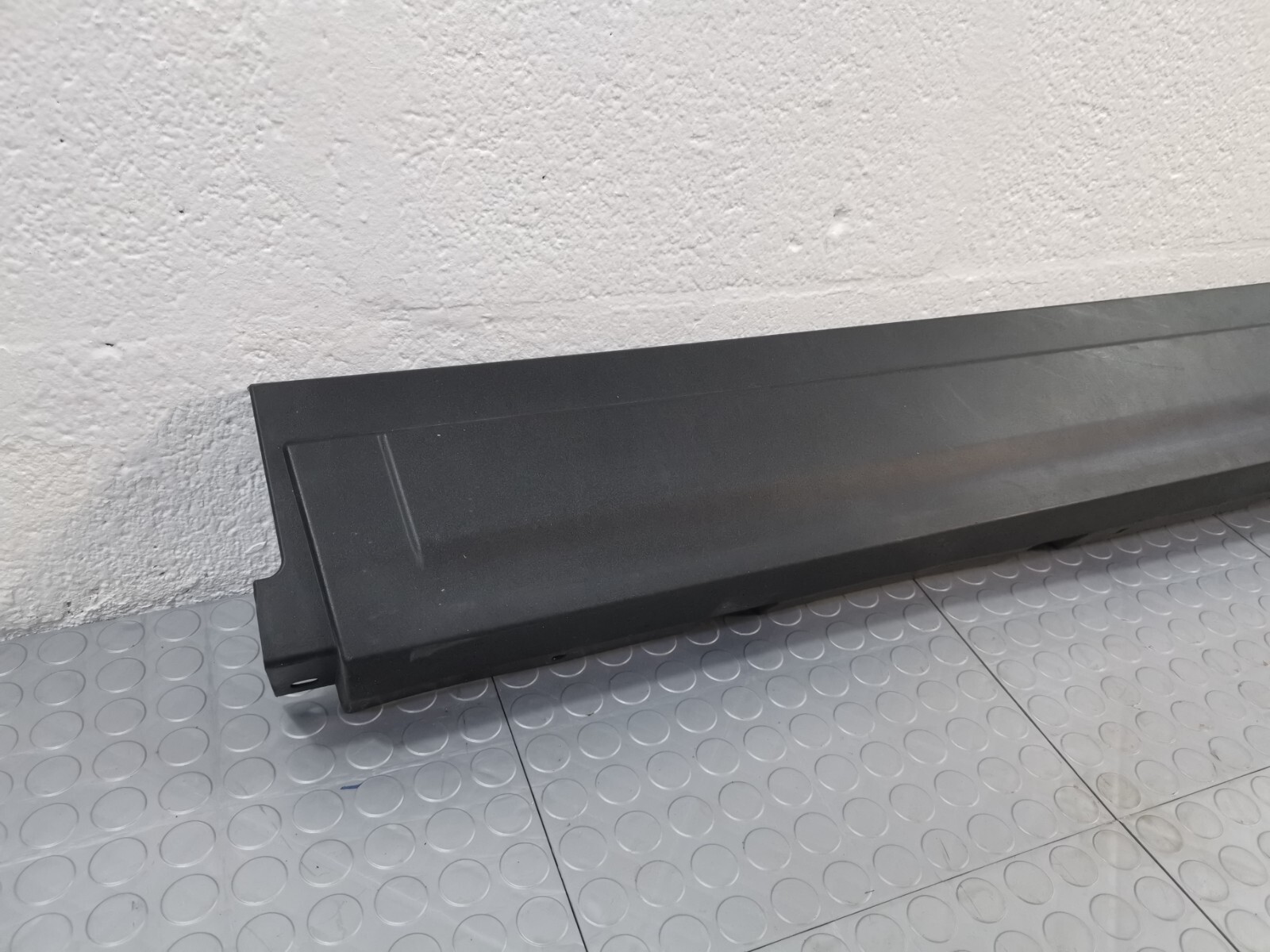 17-20 MASERATI Levante LEFT DRIVER SIDE SKIRT MOLDING TRIM