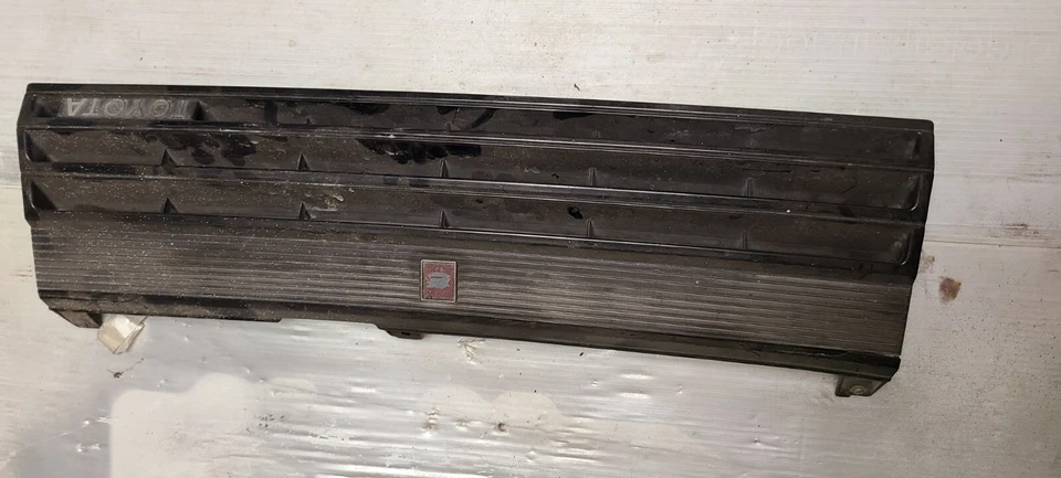 Toyota Celica GT 1985 parrilla rota Foto 3 de 4