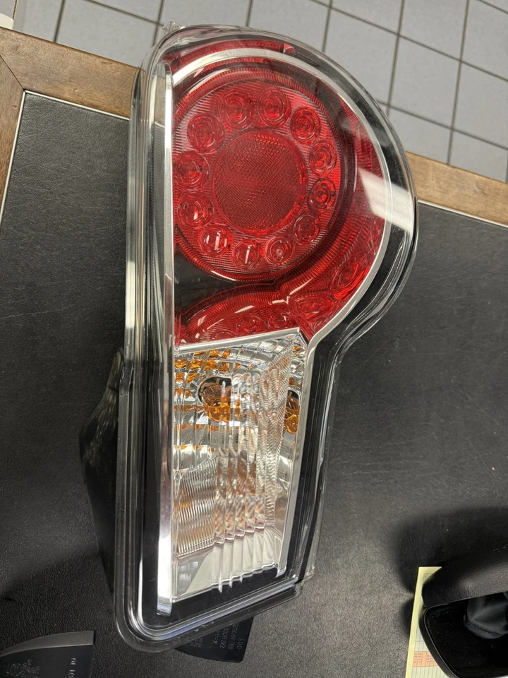Luces traseras nuevas 2013-2016 Subaru BRZ 2,0 L Scion FR-S OEM 84912CA062 Foto 4 de 4