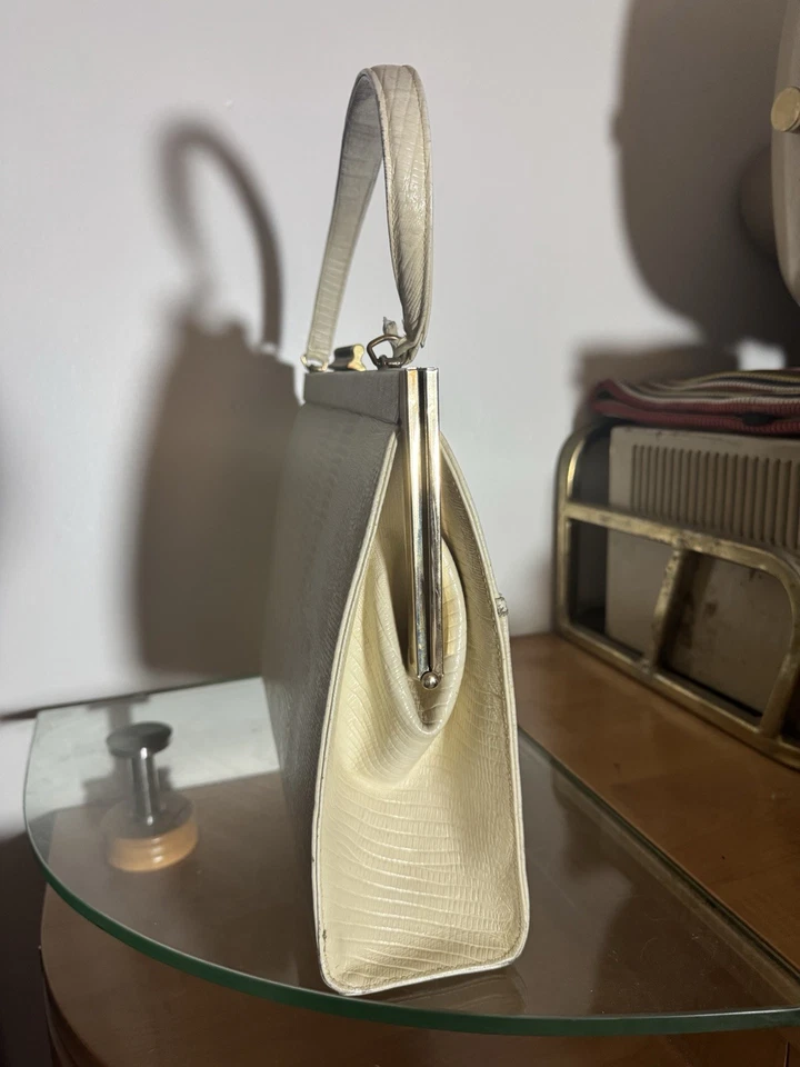 Bolso de mano vintage de cuero crema de los años 60 forro crema herrajes dorados mediados de siglo Foto 3 de 4