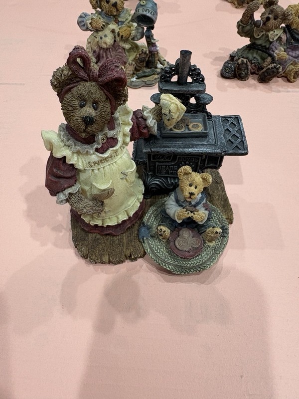 Boyds Bears & Friends. Lot of 8 Figurines. Bearstone Collection. The Collector.
