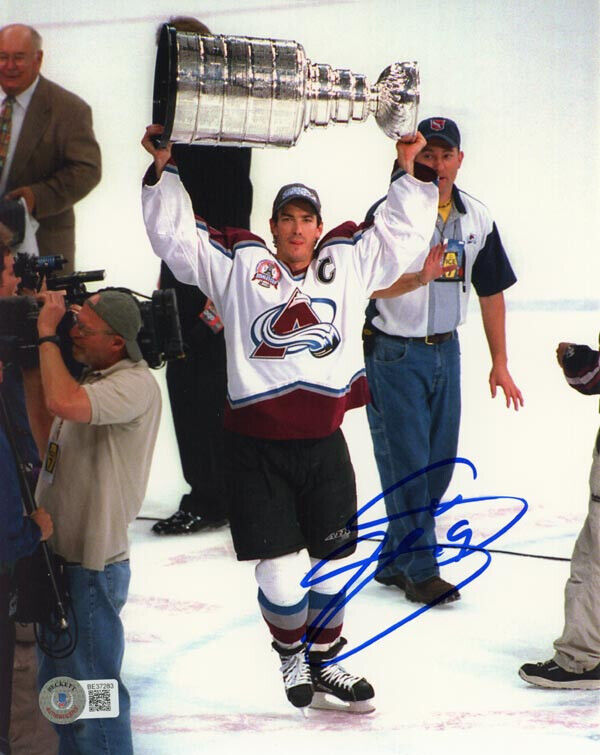 Joe Sakic Autographed Signed 8X10 Photo Colorado Avalanche Stanley Cup Legend Beckett Beckett