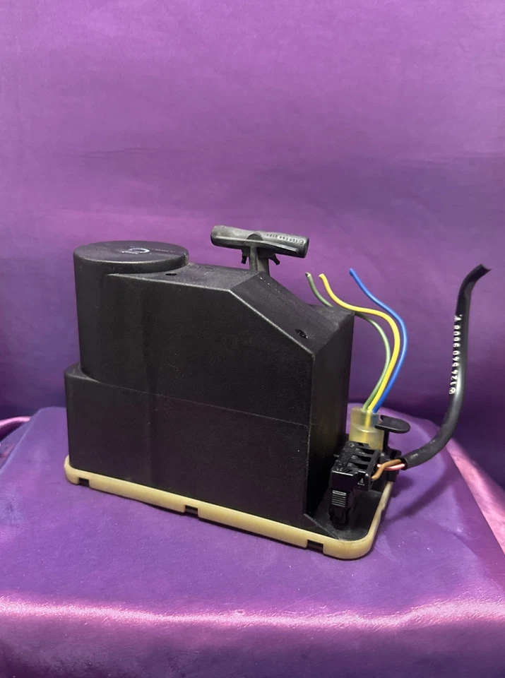 Mercedes W124 Central Locking Vacuum Pump 0132006309 OEM - Image 4 of 4