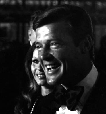Roger Moore and wife Luisa Mattioli at 45th academy Awards o - 1973 Old Photo 2