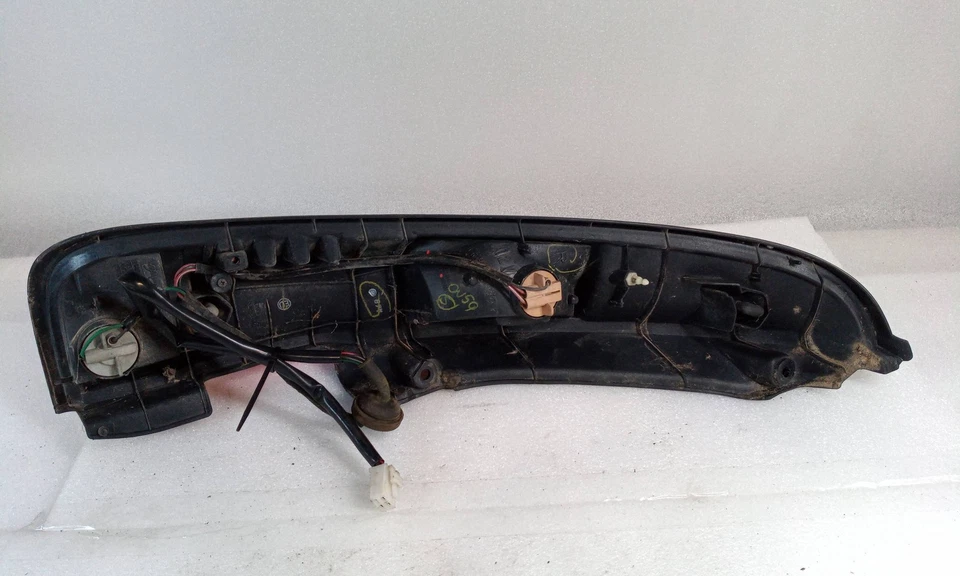 22051567 piloto trasero derecho para DAIHATSU TERIOS 1.3 4WD (J102) 1997 527301 - Imagen 3 de 4