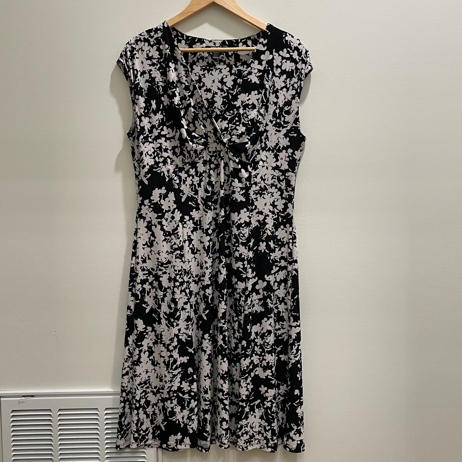 Chaps Womens XL Black White Floral Surplice V-Neck Cap Sleeve Jersey Dress