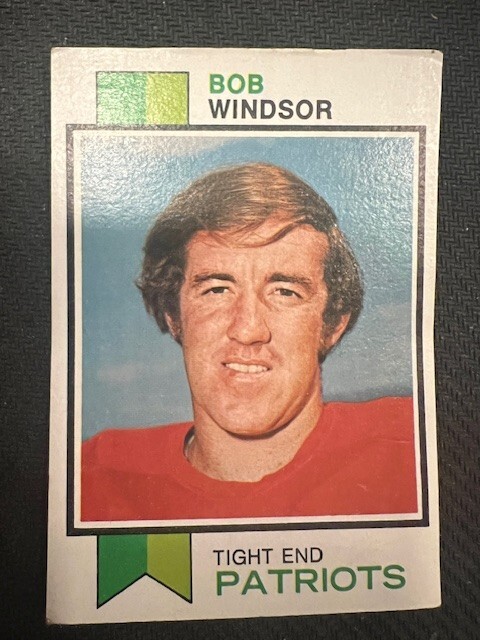 QTY: 1973 Topps Football - Bob Windsor ( Patriots ) Rookie RC #144 - VG+