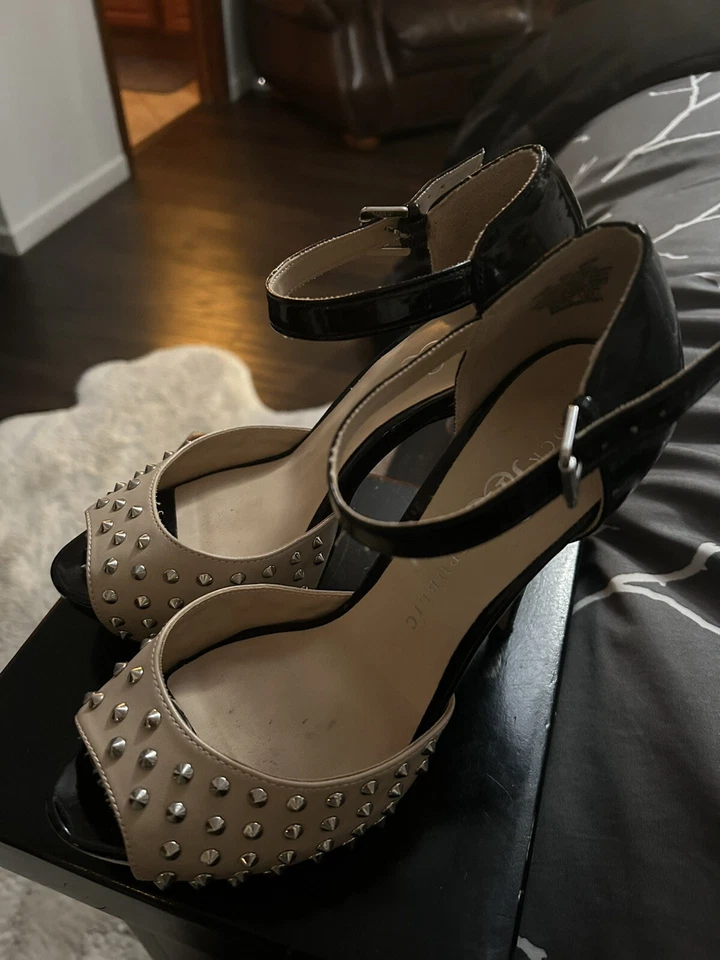 Zapatos de tacón de aguja Rock & Republic Kurt tostados tachonados de charol negro talla 8 1/2 Foto 3 de 4