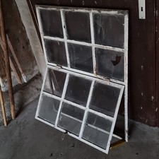Altes gusseisernes Fenster mit Glas, Unterteil kippbar