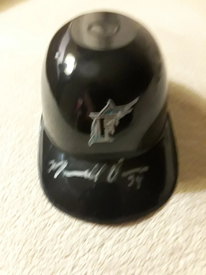Casco pequeño de béisbol firmado por Marcell Ozuna MLB de los Marlins de Florida Foto 3 de 4