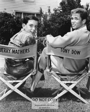 JERRY MATHERS & TONY DOW ON THE SET OF "LEAVE IT TO BEAVER"  8X10 PHOTO (FB-377)