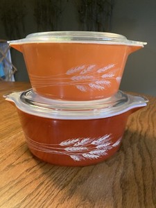VINT. PYREX AUTUMN HARVEST WHEAT CASSEROLE DISHES (2) W/LIDS 2 1/2 QT & 1 1/2 QT