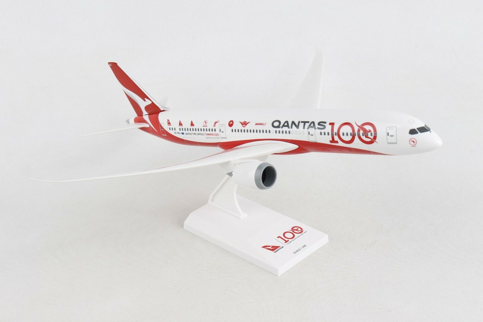 Skymarks SKR1044 Qantas Boeing 787-900 100th Annv Desk Top Model 1/200 Airplane