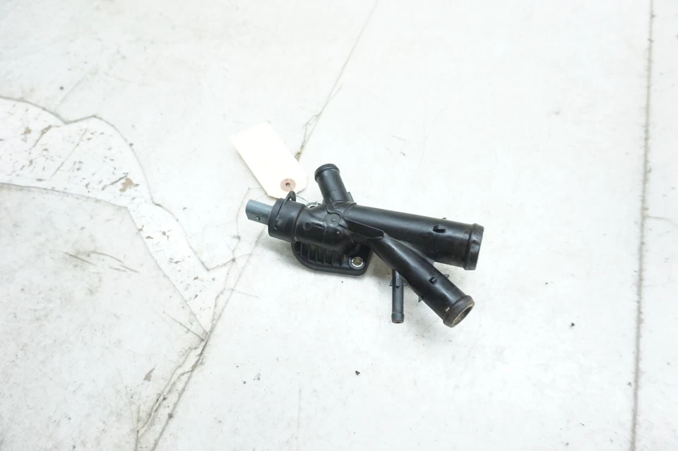 Volkswagen Passat 2012-2015 OEM 2,0 L motor brida de refrigerante Foto 3 de 4