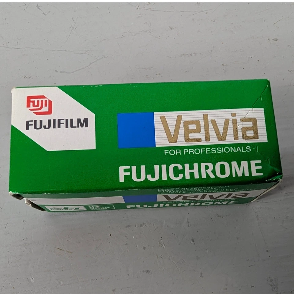 Filme deslizante colorido profissional Fujifilm Velvia RVP 120 luz do dia E-6 - Imagem 2 de 4