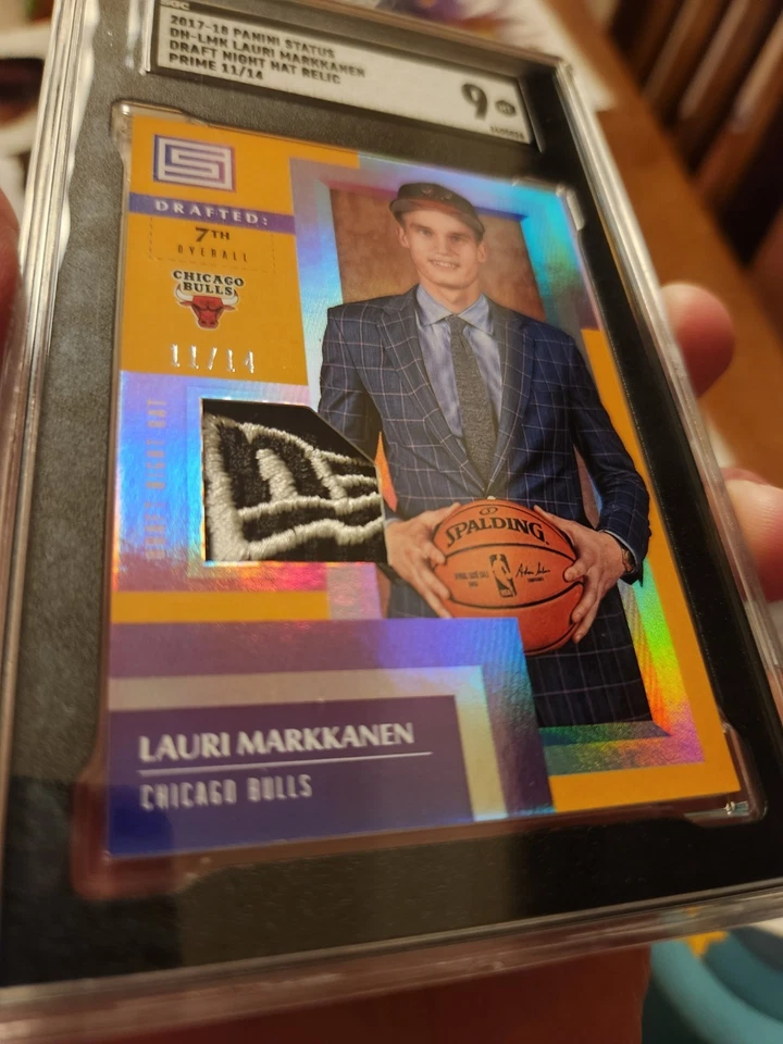 2017-18 Panini Status - Draft Night Hats Lauri Markkanen Rookie 11/14 (MEM, RC) Foto 4 de 4