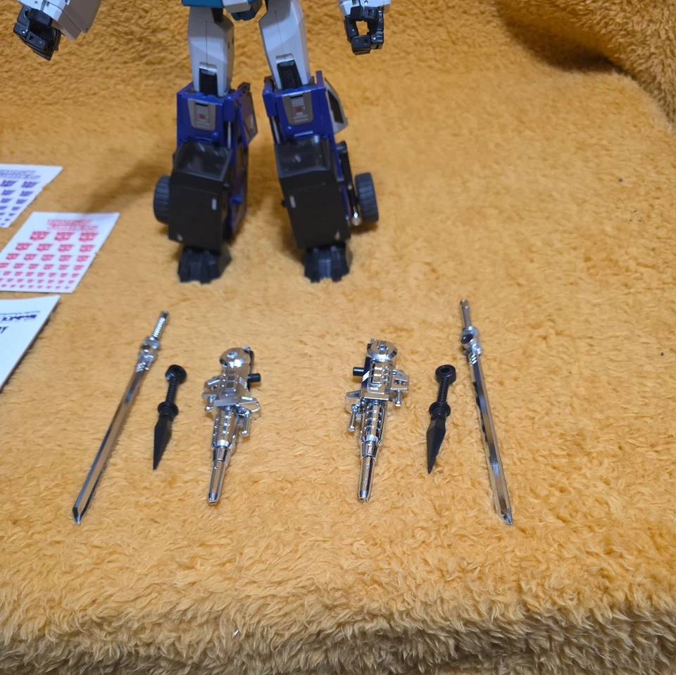 New DX9 Toys Sixshot D10 Hanzo Hattori G1 MP Reissue Action Figure in stock - Image 3 of 4