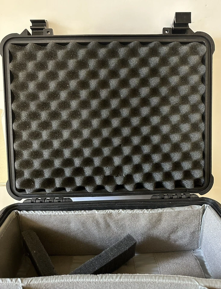 Estuche acolchado rígido negro grande Pelican Foto 2 de 4